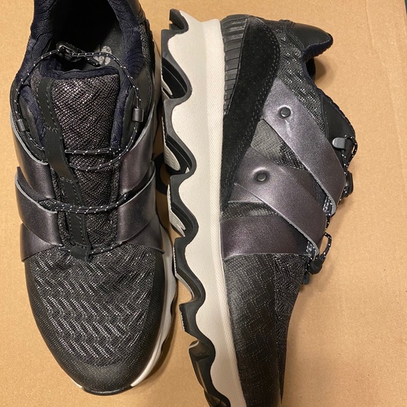 New without box Sorel kinetic sneaker - Picture 2 of 3